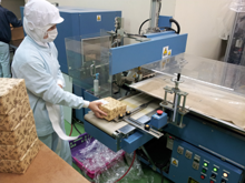 シュリンク包装作業